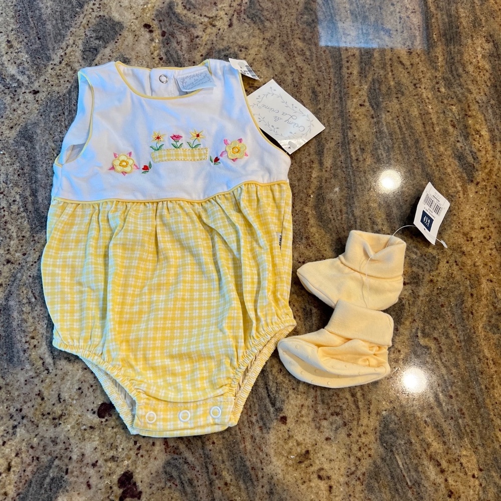 Sweet yellow baby set! Sleeveless onesie and booties (3 Months) - all NWT